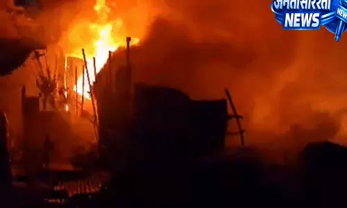बस्ती में कार सर्विस सेंटर में भीषण आग, शॉर्ट सर्किट से 7 गाड़ियां जलकर खाक