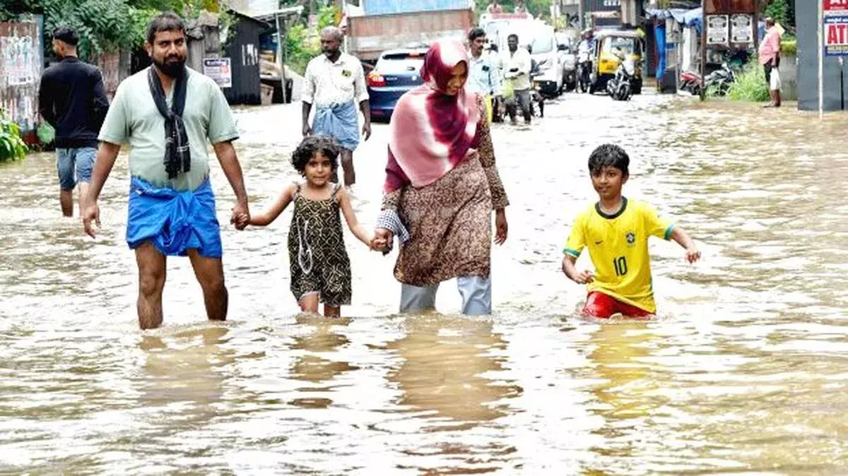 Kerala में बारिश का कहर: नदियों से रेत खनन में देरी ने आपदा को और गंभीर बना दिया Kerala में बारिश का कहर: नदियों से रेत खनन में देरी ने आपदा को और गंभीर बना दिया