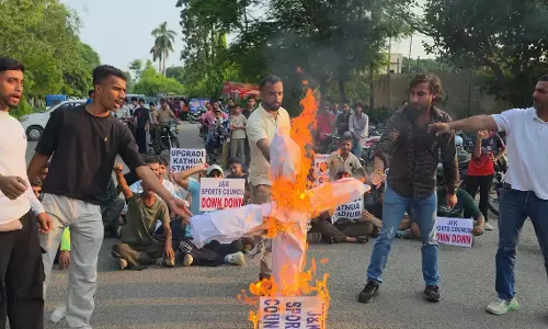 Kathua: खेल सुविधाओं की मांग को लेकर युवाओं ने सड़क जाम कर जताया विरोध Kathua: खेल सुविधाओं की मांग को लेकर युवाओं ने सड़क जाम कर जताया विरोध