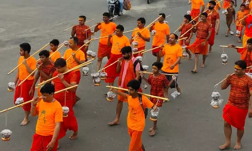 Jaipur: सावन में शिवमय हुई छोटी काशी, गलता तीर्थ से रवाना हुए कांवड़िए