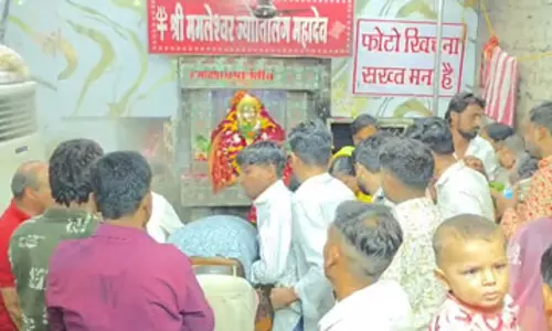 सावन का प्रथम सोमवार: ओंकारेश्वर-ममलेश्वर ज्योतिर्लिंग में उमड़ा आस्था का सैलाब, शाही सवारी का श्रद्धालुओं को इंतजार सावन का प्रथम सोमवार: ओंकारेश्वर-ममलेश्वर ज्योतिर्लिंग में उमड़ा आस्था का सैलाब, शाही सवारी का श्रद्धालुओं को इंतजार
