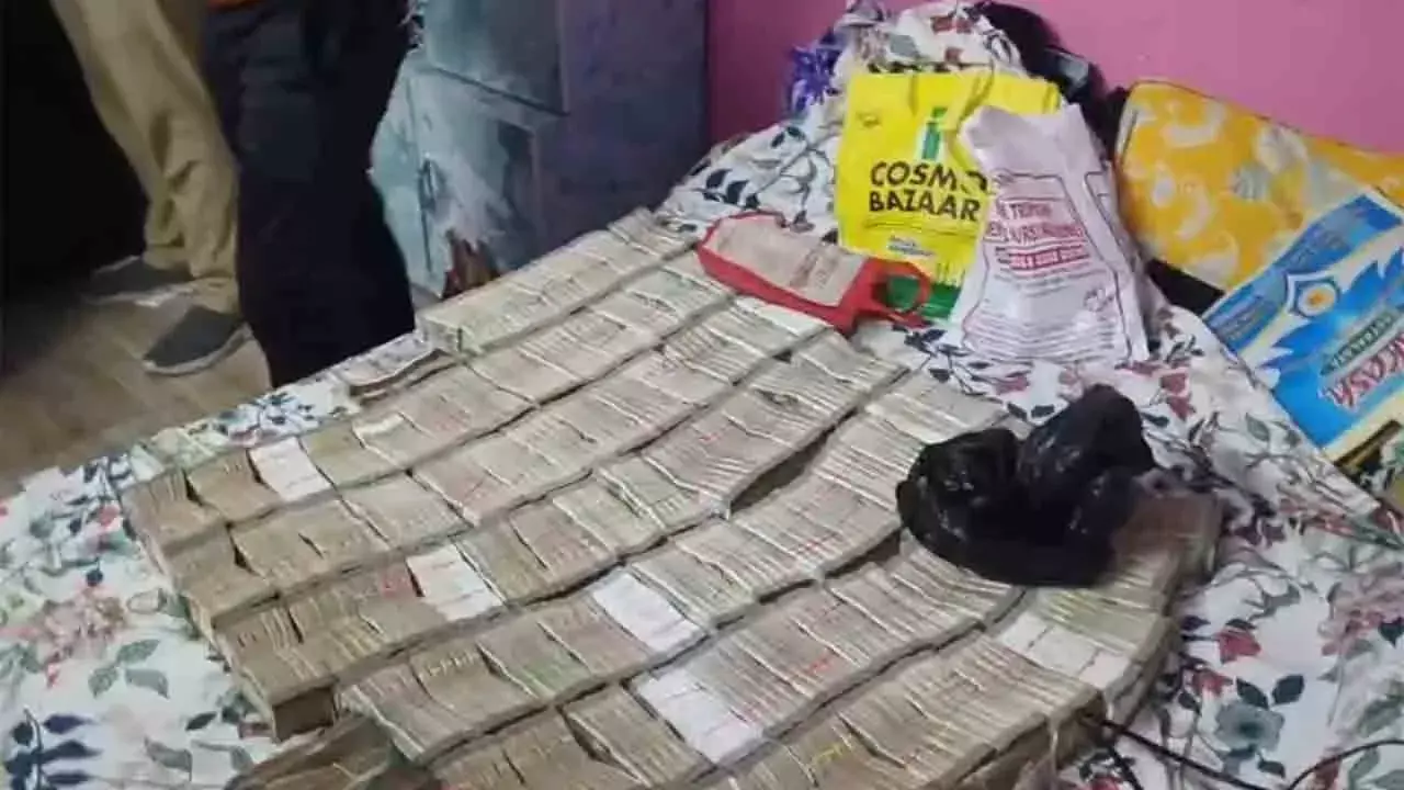 मालदा में बांग्लादेश तस्करी रैकेट का खुलासा: व्यापारी के घर मिले 2.40 करोड़