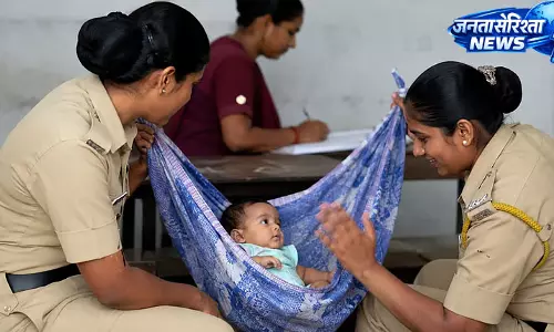 महिला पुलिसकर्मी ने संभाला बच्चा, मां ने दी परीक्षा