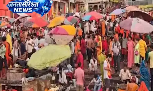 सावन के पहले सोमवार को देशभर में हज़ारों लोग शिव मंदिरों में उमड़ पड़े सावन के पहले सोमवार को देशभर में हज़ारों लोग शिव मंदिरों में उमड़ पड़े