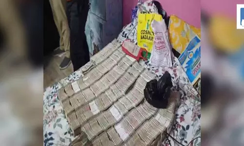 कफ सिरप की तस्करी करने वाला रैकेट पकड़ा गया, व्यापारी के घर से 2.40 करोड़ जब्त कफ सिरप की तस्करी करने वाला रैकेट पकड़ा गया, व्यापारी के घर से 2.40 करोड़ जब्त