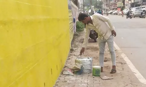 सार्वजनिक ओवरब्रिज पर अनधिकृत पेंटिंग का कार्य तत्काल बंद, सामग्री जब्त सार्वजनिक ओवरब्रिज पर अनधिकृत पेंटिंग का कार्य तत्काल बंद, सामग्री जब्त