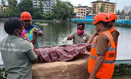 ठाणे की अम्बे-घोसाले झील में मिला महिला का शव, पुलिस ने शुरू की जांच ठाणे की अम्बे-घोसाले झील में मिला महिला का शव, पुलिस ने शुरू की जांच