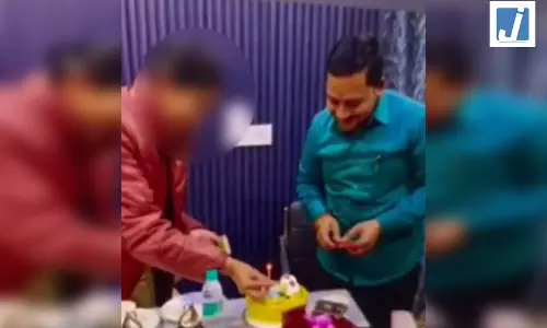 फर्जी पुलिस अधिकारी की तस्वीरें आईं सामने, महिला अफसर के साथ केक काटता दिखा फर्जी पुलिस अधिकारी की तस्वीरें आईं सामने, महिला अफसर के साथ केक काटता दिखा