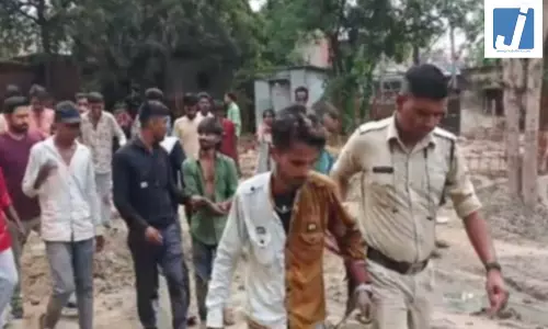 दो चोर रंगे हाथों पकड़ाए: रस्सी से बांधकर पीटा, नशे का सामान बरामद दो चोर रंगे हाथों पकड़ाए: रस्सी से बांधकर पीटा, नशे का सामान बरामद