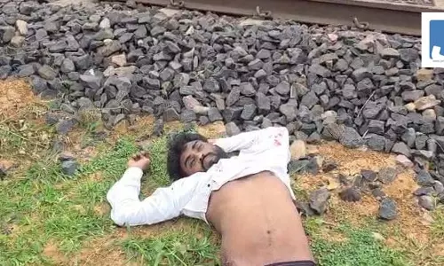 रेलवे ट्रैक पर मिला शव, पुलिस कर रही मृतक की पहचान की कोशिश रेलवे ट्रैक पर मिला शव, पुलिस कर रही मृतक की पहचान की कोशिश