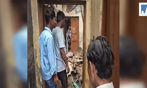 घर की छत गिरने से दंपति की मौत, बच्चा ऐसे बचा घर की छत गिरने से दंपति की मौत, बच्चा ऐसे बचा
