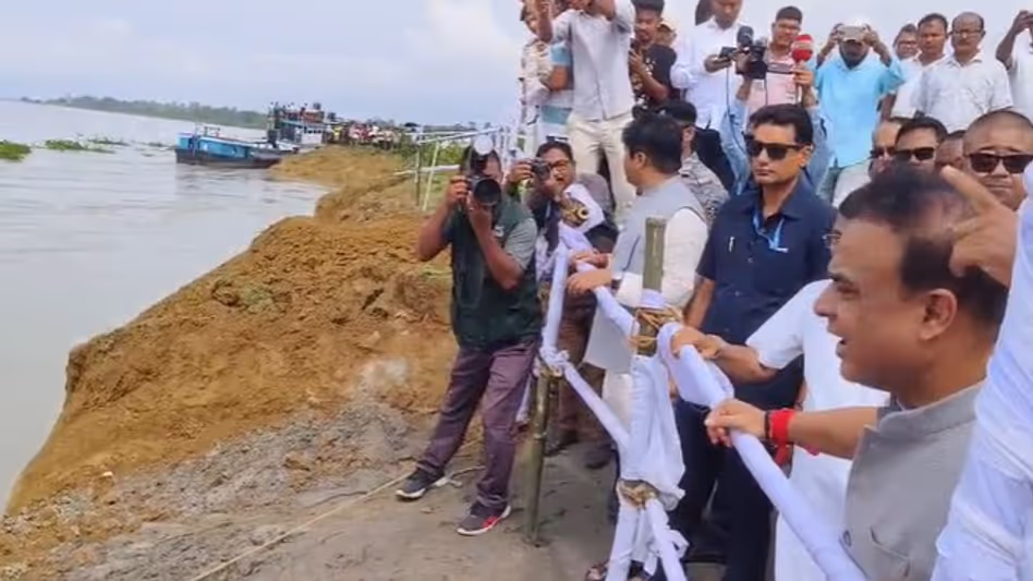 टीवी पर दिख रहा नुकसान पूरी तस्वीर नहीं, असम CM ने बाढ़ प्रभावित गांवों के पुनर्वास के दिए संकेत टीवी पर दिख रहा नुकसान पूरी तस्वीर नहीं, असम CM ने बाढ़ प्रभावित गांवों के पुनर्वास के दिए संकेत