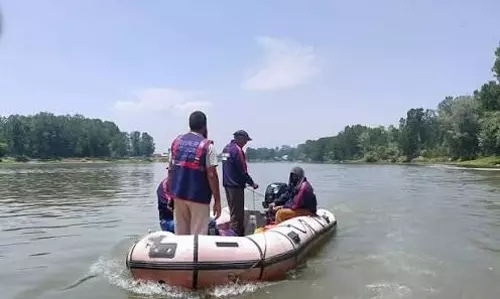 Sopore: वदूरा में नाले में डूबे किशोर की खोज के लिए राहत-बचाव अभियान जारी Sopore: वदूरा में नाले में डूबे किशोर की खोज के लिए राहत-बचाव अभियान जारी