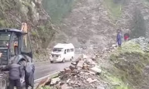 Poonch: मुगल रोड पर मलबा गिरने से आवाजाही रुकी, बहाली अभियान तेज Poonch: मुगल रोड पर मलबा गिरने से आवाजाही रुकी, बहाली अभियान तेज