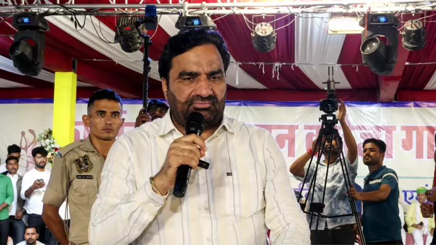 Churu: भाषण के दौरान नाराज हुए हनुमान बेनीवाल, माइक फेंककर छोड़ा मंच