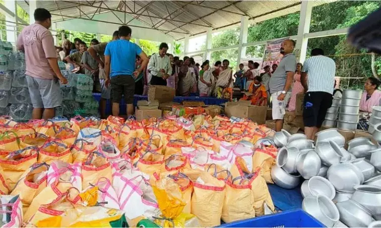 डिब्रूगढ़ के एक संगठन ने लक्वा में बाढ़ से प्रभावित 200 परिवारों को राहत पहुंचाई