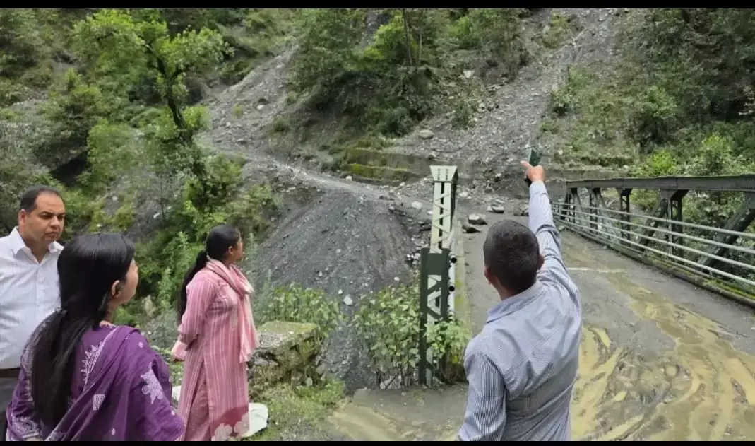 Gopeshwar: सड़क सुधार को लेकर प्रशासन सक्रिय, चमोली-खैनुरी मार्ग पर काम तेज