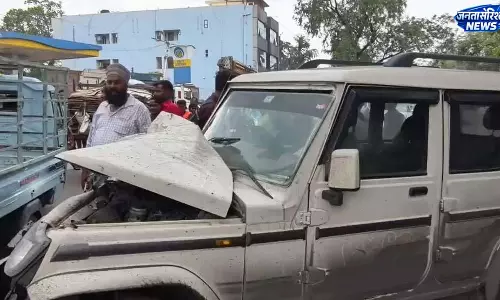 CG BREAKING: यादव बस और बोलेरो की आमने-सामने टक्कर, कई यात्री घायल