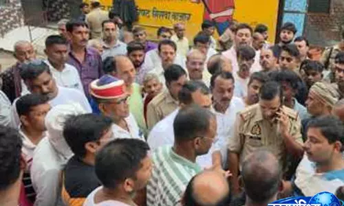 तीन बच्चों की मौत से गुस्सा, नगर पालिका पर लापरवाही का आरोप लगाकर प्रदर्शन