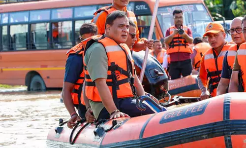 असम: मुख्यमंत्री हिमंता बिस्वा सरमा ने बाढ़ पीड़ितों के खाते में 112 करोड़ ट्रांसफर किए असम: मुख्यमंत्री हिमंता बिस्वा सरमा ने बाढ़ पीड़ितों के खाते में 112 करोड़ ट्रांसफर किए