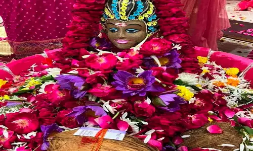 दुर्ग शहर में आकृषित पार्थिव शिवलिंग का मधुर गीतों एवं मंत्रोच्चारण के साथ रुद्राभिषेक हुआ दुर्ग शहर में आकृषित पार्थिव शिवलिंग का मधुर गीतों एवं मंत्रोच्चारण के साथ रुद्राभिषेक हुआ