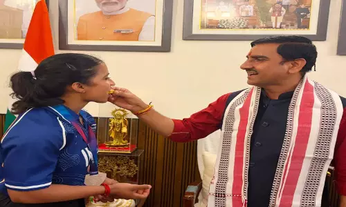 केंद्रीय राज्यमंत्री तोखन साहू ने रजत पदक विजेता ज्ञानेश्वरी यादव को खिलाई मिठाई केंद्रीय राज्यमंत्री तोखन साहू ने रजत पदक विजेता ज्ञानेश्वरी यादव को खिलाई मिठाई