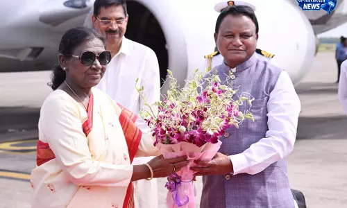 राष्ट्रपति तीन दिवसीय ओडिशा दौरे पर पहुंचीं, राज्यपाल और मुख्यमंत्री ने किया स्वागत राष्ट्रपति तीन दिवसीय ओडिशा दौरे पर पहुंचीं, राज्यपाल और मुख्यमंत्री ने किया स्वागत