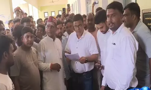 नाव चलाने की अनुमति की मांग, तहसील पहुंचे ब्रजघाट के केवट समाज नाव चलाने की अनुमति की मांग, तहसील पहुंचे ब्रजघाट के केवट समाज