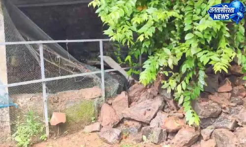 वडकारा में सड़क का हिस्सा ढहा, मलबा घर के कुएं में गिरा वडकारा में सड़क का हिस्सा ढहा, मलबा घर के कुएं में गिरा