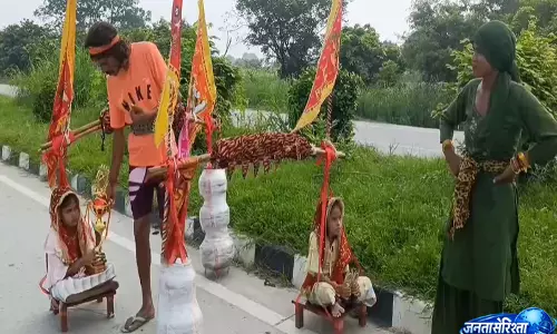Kanwar यात्रा में किसान दंपती ने बेटियों को दिया सम्मान, लोग हुए भावुक Kanwar यात्रा में किसान दंपती ने बेटियों को दिया सम्मान, लोग हुए भावुक