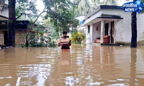 अपर कुट्टनाड में बाढ़ का कहर, कई इलाके जलमग्न; सड़कें डूबीं, यातायात प्रभावित