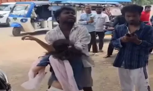 रायपुर की सड़क पर पति-पत्नी का हाई-वोल्टेज ड्रामा, तमाशा देखने लगी भीड़ रायपुर की सड़क पर पति-पत्नी का हाई-वोल्टेज ड्रामा, तमाशा देखने लगी भीड़