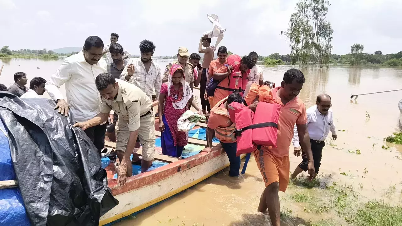 Andhra: गोदावरी में बाढ़ कम हुई; सड़क नेटवर्क बाधित रहता है Andhra: गोदावरी में बाढ़ कम हुई; सड़क नेटवर्क बाधित रहता है