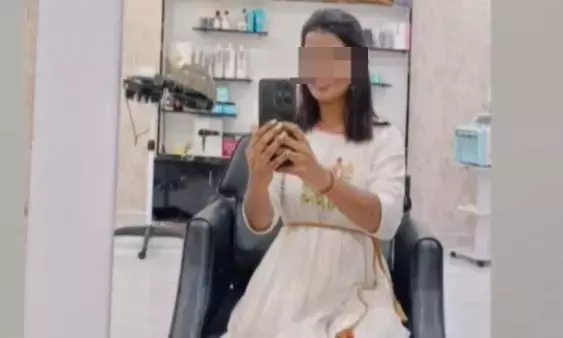 Andhra: बोब्बिली महिला की होटल में आत्महत्या से मौत Andhra: बोब्बिली महिला की होटल में आत्महत्या से मौत