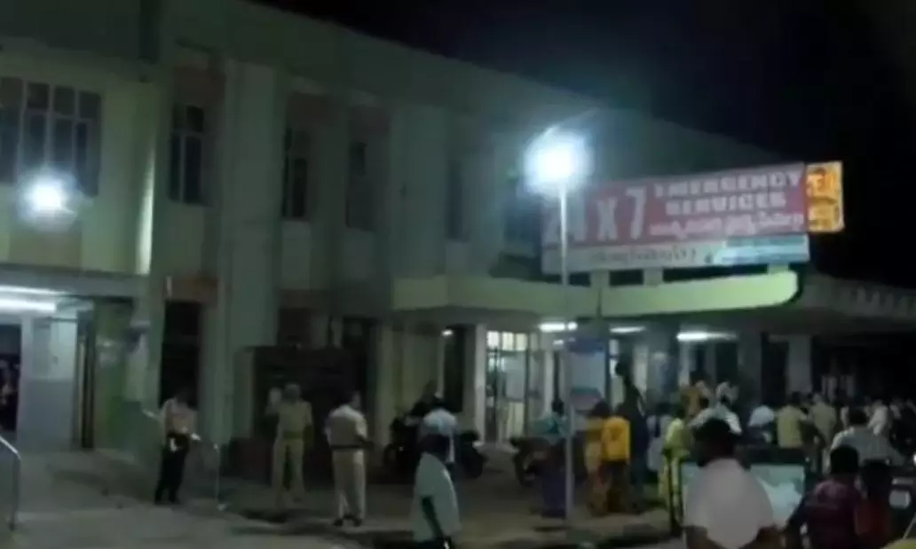 Andhra: बच्चे की मौत के बाद नेल्लोर सरकारी अस्पताल में विरोध प्रदर्शन Andhra: बच्चे की मौत के बाद नेल्लोर सरकारी अस्पताल में विरोध प्रदर्शन