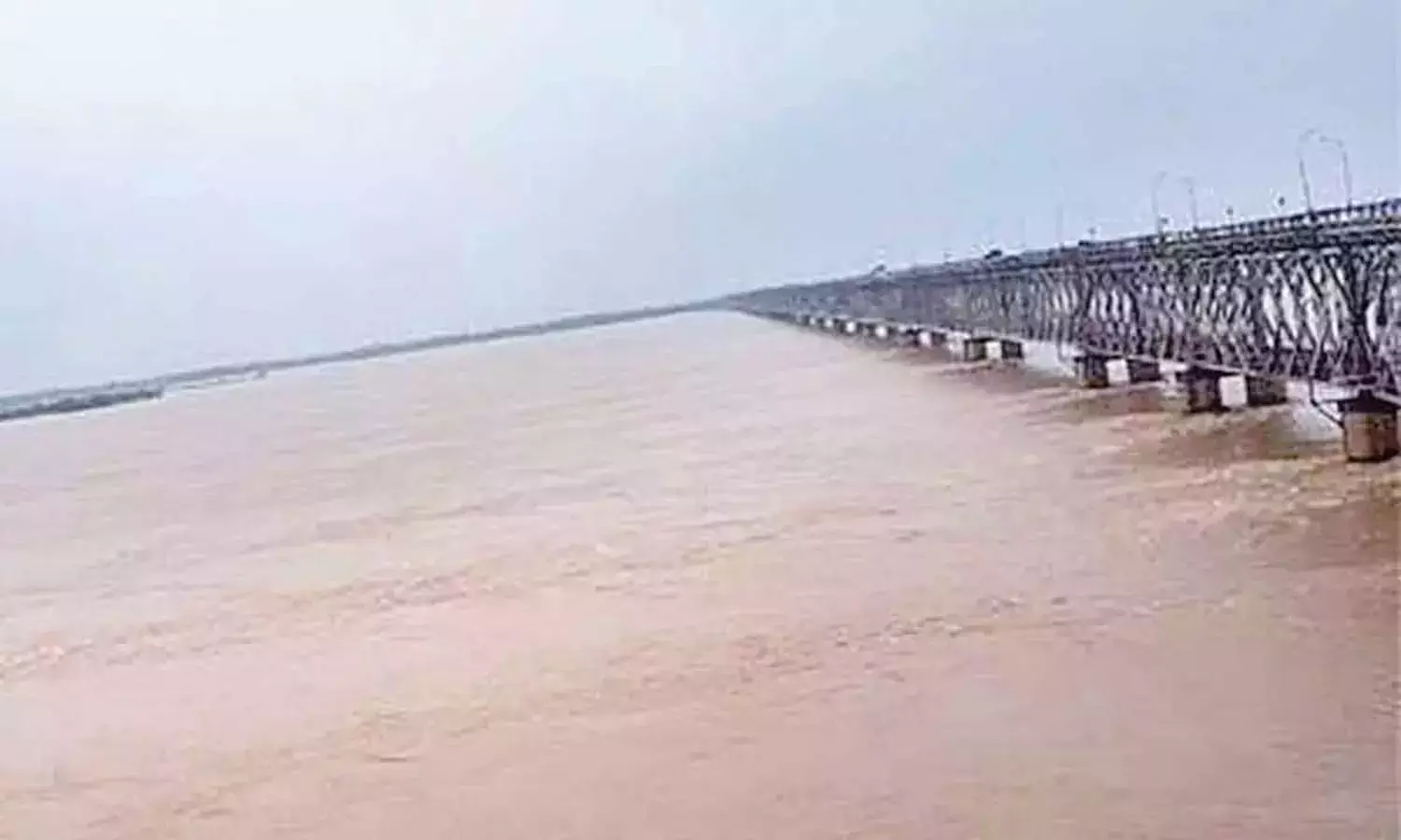 दौलेश्वरम: गोदावरी में बाढ़ कम हुई, नदी तटीय गांवों के लिए अलर्ट जारी दौलेश्वरम: गोदावरी में बाढ़ कम हुई, नदी तटीय गांवों के लिए अलर्ट जारी