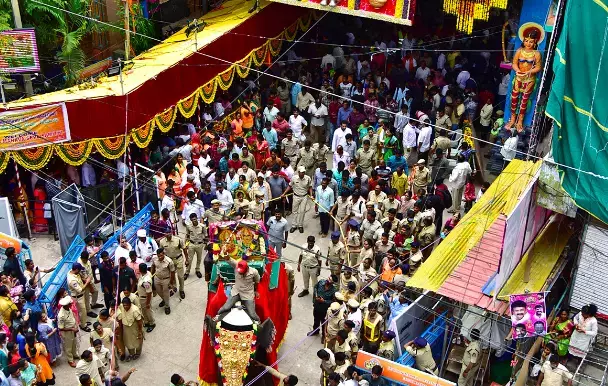 Hyderabad पुलिस ने बोनालु महोत्सव में एआई तकनीक तैनात की, 13 संदिग्धों को पकड़ा Hyderabad पुलिस ने बोनालु महोत्सव में एआई तकनीक तैनात की, 13 संदिग्धों को पकड़ा
