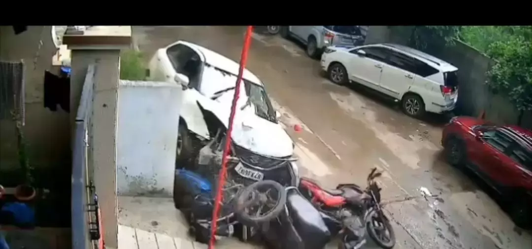 Telangana: नाबालिग ने कार से बाइक सवार को टक्कर मारी, 1 की मौत, 1 घायल Telangana: नाबालिग ने कार से बाइक सवार को टक्कर मारी, 1 की मौत, 1 घायल