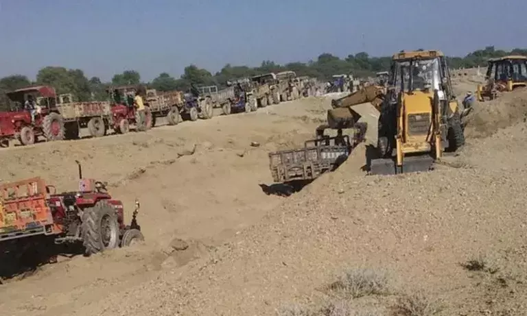 Assam: रानी फॉरेस्ट ऑफिस के पास कोपिली नदी में अवैध रेत खनन से चिंता बढ़ गई Assam: रानी फॉरेस्ट ऑफिस के पास कोपिली नदी में अवैध रेत खनन से चिंता बढ़ गई