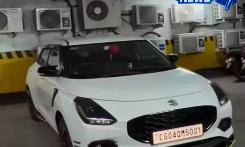 नवा रायपुर में चलती कार पर युवकों का खतरनाक स्टंट, VIDEO वायरल नवा रायपुर में चलती कार पर युवकों का खतरनाक स्टंट, VIDEO वायरल