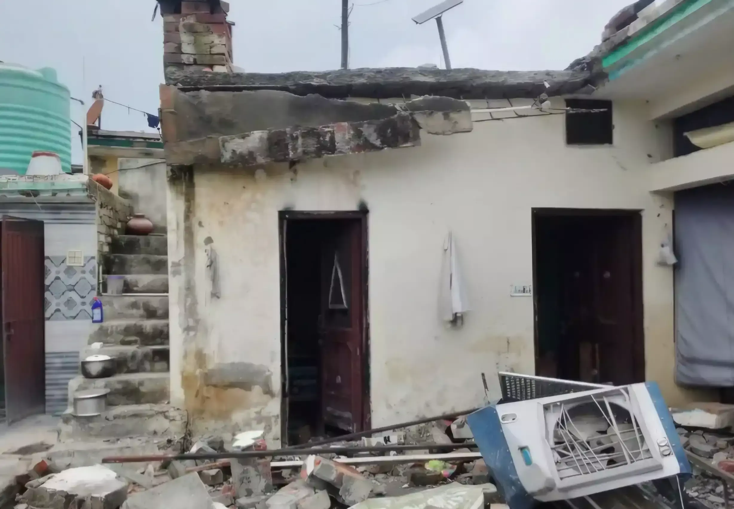 Yamunanagar: यमुनानगर में बिजली गिरने से मचा हड़कंप, घर को भारी नुकसान Yamunanagar: यमुनानगर में बिजली गिरने से मचा हड़कंप, घर को भारी नुकसान