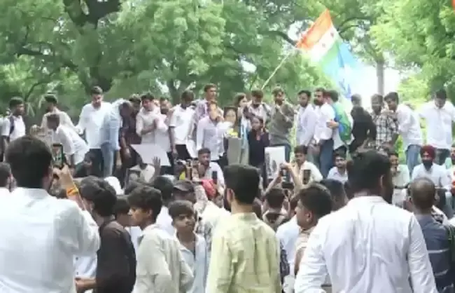 New Delhi: जंतर-मंतर मार्च पर पुलिस की कार्रवाई, एनएसयूआई कार्यकर्ता हिरासत में New Delhi: जंतर-मंतर मार्च पर पुलिस की कार्रवाई, एनएसयूआई कार्यकर्ता हिरासत में