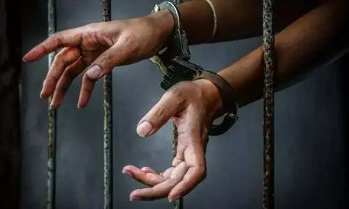Mumbai: मुंबई पुलिस की बड़ी कार्रवाई, 21 साल से फरार व्यवसायी पकड़ा Mumbai: मुंबई पुलिस की बड़ी कार्रवाई, 21 साल से फरार व्यवसायी पकड़ा