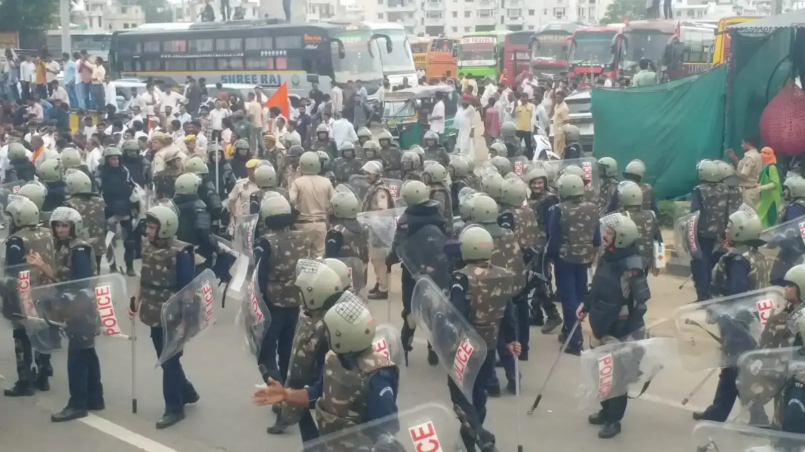 Jaipur: करणी सेना के मार्च पर पुलिस सख्त, वाटर कैनन और लाठीचार्ज Jaipur: करणी सेना के मार्च पर पुलिस सख्त, वाटर कैनन और लाठीचार्ज
