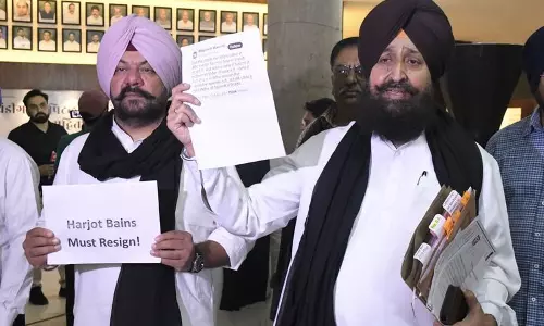 विधानसभा में पेपर लीक पर हंगामा: कांग्रेस ने मांगा मंत्री बैंस का इस्तीफा विधानसभा में पेपर लीक पर हंगामा: कांग्रेस ने मांगा मंत्री बैंस का इस्तीफा