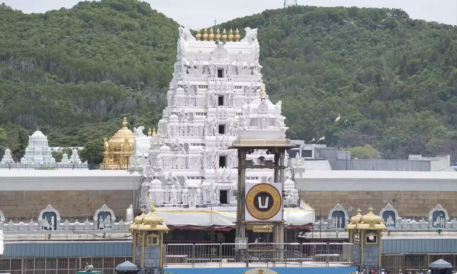 Andhra: मंदिर में जन्मदिन मनाने पर पांच लोगों के खिलाफ मामला दर्ज Andhra: मंदिर में जन्मदिन मनाने पर पांच लोगों के खिलाफ मामला दर्ज