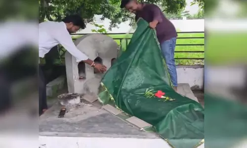 बजरंग दल कार्यकर्ताओं ने किया मजार पर तोड़फोड़, वीडियो वायरल