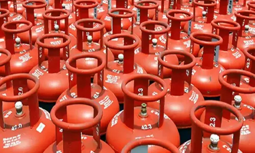 LPG ग्राहकों को डेडलाइन से पहले e-KYC में दिक्कतों का सामना करना पड़ रहा LPG ग्राहकों को डेडलाइन से पहले e-KYC में दिक्कतों का सामना करना पड़ रहा