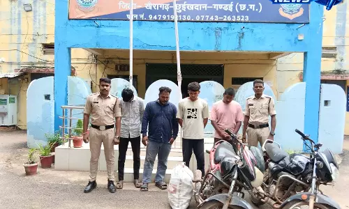 अवैध शराब बेचने वाले चार आरोपी गिरफ्तार, 119 पौवा शराब और दो बाइक जब्त अवैध शराब बेचने वाले चार आरोपी गिरफ्तार, 119 पौवा शराब और दो बाइक जब्त