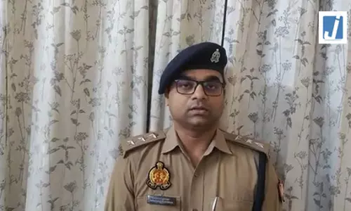 जौनपुर: खड़े ट्रक से भिड़ी तेज रफ्तार कार, दो श्रद्धालुओं की मौत, तीन घायल जौनपुर: खड़े ट्रक से भिड़ी तेज रफ्तार कार, दो श्रद्धालुओं की मौत, तीन घायल